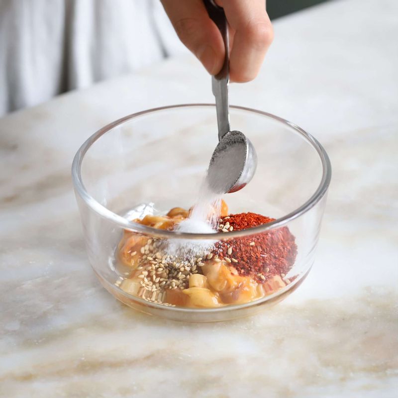 분량의 소스 재료를 볼에 넣어 모두 섞은 후, 멍게살도 함께 섞어주세요.