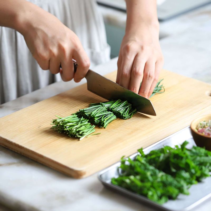 영양부추는 2cm길이로 썰고, 상추는 채썰어주세요.