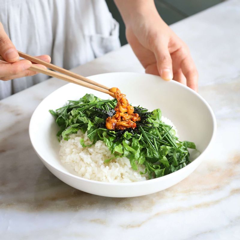 그릇에 밥을 담고, 썰어 둔 야채을 올린 후 양념과 섞은 멍게를 얹고, 김가루와 참기름을 뿌려 비벼드세요.