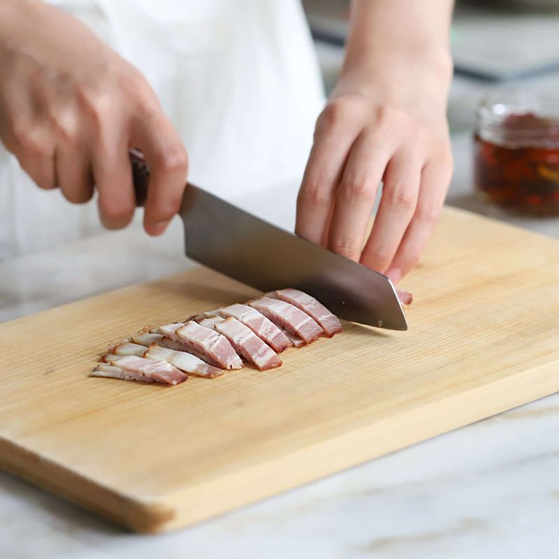 베이컨은 먹기 좋은 크기로 썰어 볶아주세요.