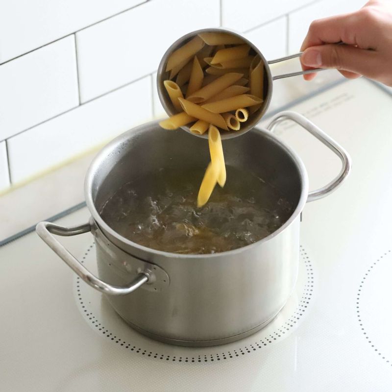 냄비에 물 6컵과 소금 한 꼬집, 약간의 올리브오일을 넣고 파스타(펜네)를 8분 정도 삶고, 넓은 그릇에 펼친 후 올리브오일을 뿌려주세요.