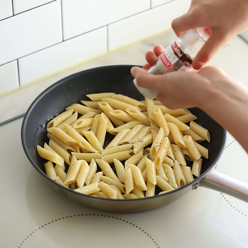 팬에 올리브오일을 두르고 삶은 파스타(펜네)와 소금, 후춧가루를 넣어 볶아주세요.