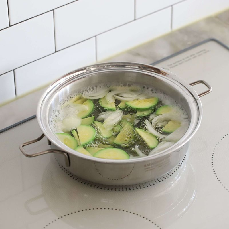 냄비에 다시마멸치 육수와 애호박, 양파를 넣어 5분 정도 끓여주세요.