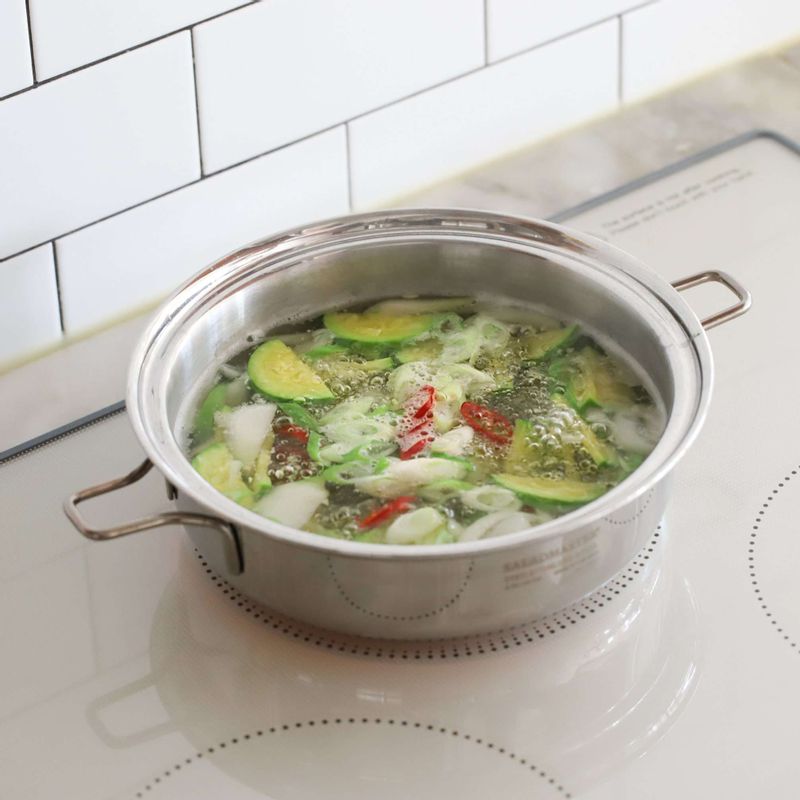 양파가 투명해지면 대파, 청홍고추를 넣고 2분 정도 더 끓여주세요.