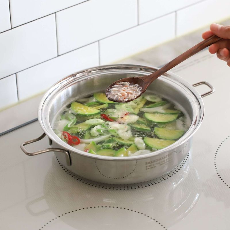 국물양념 재료를 넣고 한소끔 더 끓여주세요.