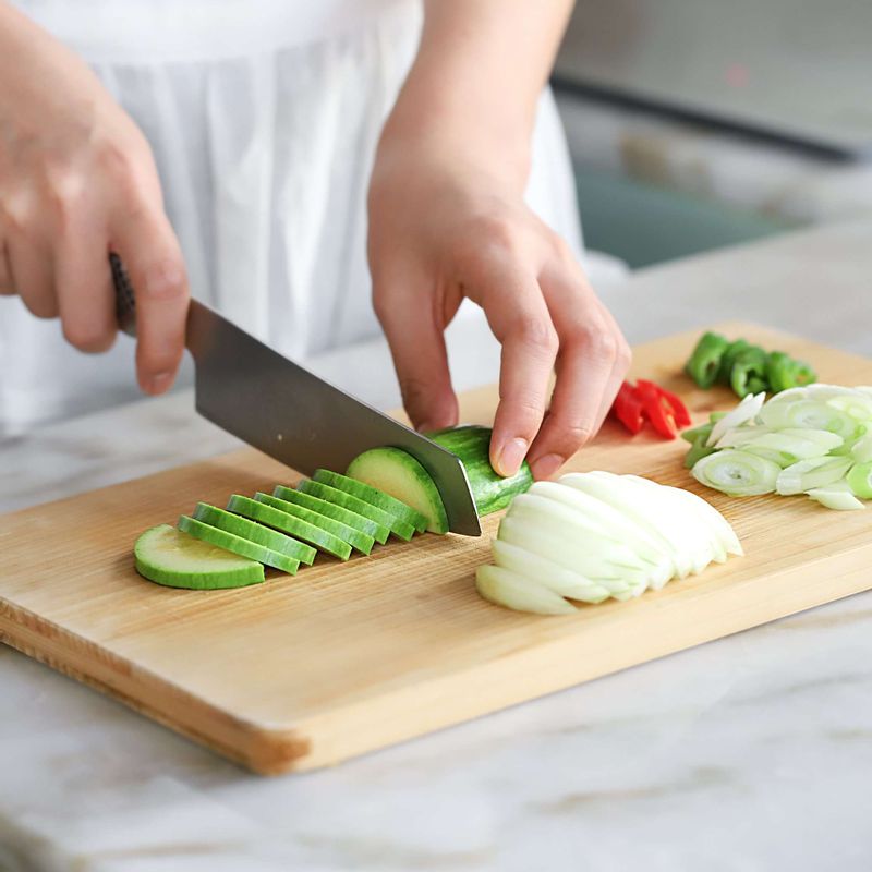 애호박은 반으로 갈라 도톰하게 반달모양으로 썰어주세요. 양파는 채썰고, 대파와 청홍고추는 어슷 썰어주세요.
