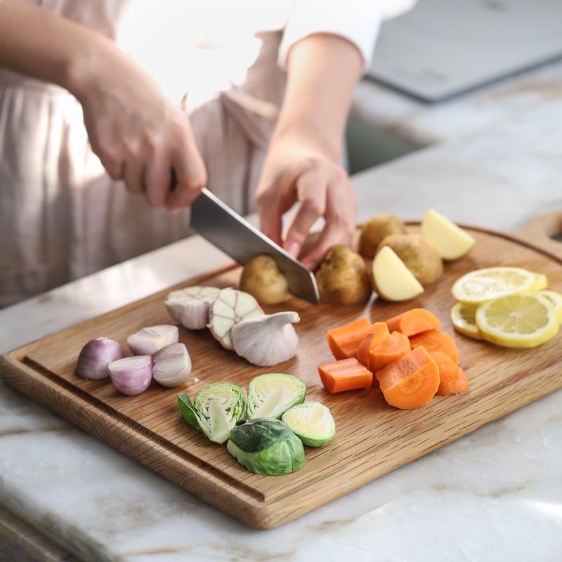 감자, 당근은 큼직하게 썰고, 방울양배추와 샬롯은 반으로 썰어주세요. 통마늘은 모양대로 반으로 자르고, 레몬은 슬라이스해주세요.