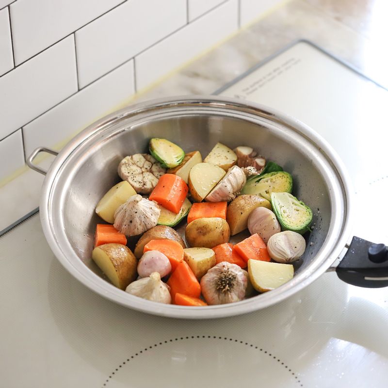 달군 팬에 올리브오일을 두르고, 썰어 둔 야채에 소금, 후추를 뿌려 센불에서 살짝 볶아주세요. 재워둔 닭고기도 올리브오일을 두르고 중불에서 앞면과 뒷면을 노릇하게 구워주세요.