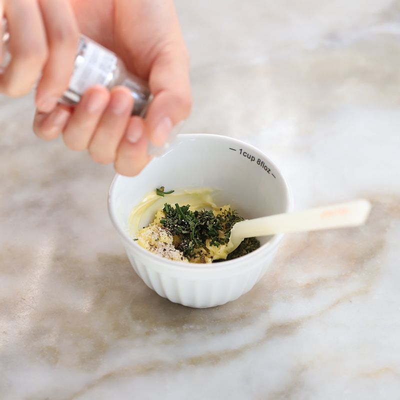 볼에 로즈마리 버터재료를 넣어 섞어주세요.