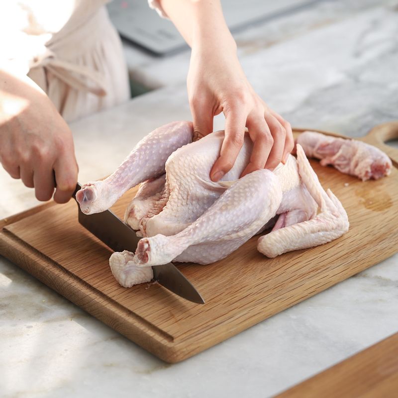 닭은 꽁지와 날개 끝부분을 자른 후, 배 안쪽의 기름을 제거한 후 깨끗하게 씻어 키친타월로 물기를 닦아주세요. 소금, 후춧가루를 뿌려 냉장고에 넣어 하루 정도 재워주세요.
(tip. 닭을 우유에 담갔다가 씻어 준비하면 비린내를 제거할 수 있어요)