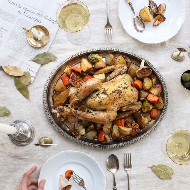 닭고기를 접시에 담고, 야채와 함께 곁들여 즐겨주세요.