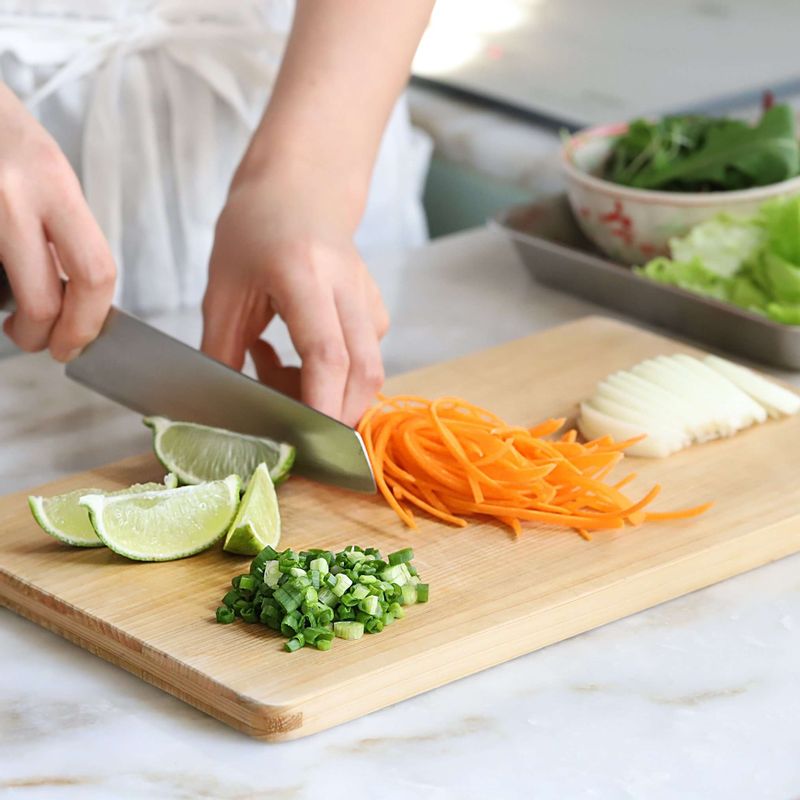 양파는 채썰고, 당근도 얇고 길게 채썰어주세요. 양상추는 한입 크기로 뜯고, 어린잎채소는 깨끗이 씻어 물기를 제거해주세요. 라임은 웨지모양으로 썰고, 쪽파는 송송 썰어주세요.
(tip. 당근은 채칼을 사용하면 편하게 채썰 수 있어요.)