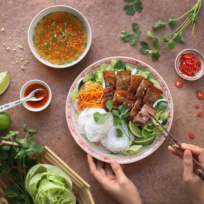 완성 접시에 쌀국수 면과 고기, 야채를 보기 좋게 담고 분짜 소스와 땅콩가루, 고수를 곁들여주세요.