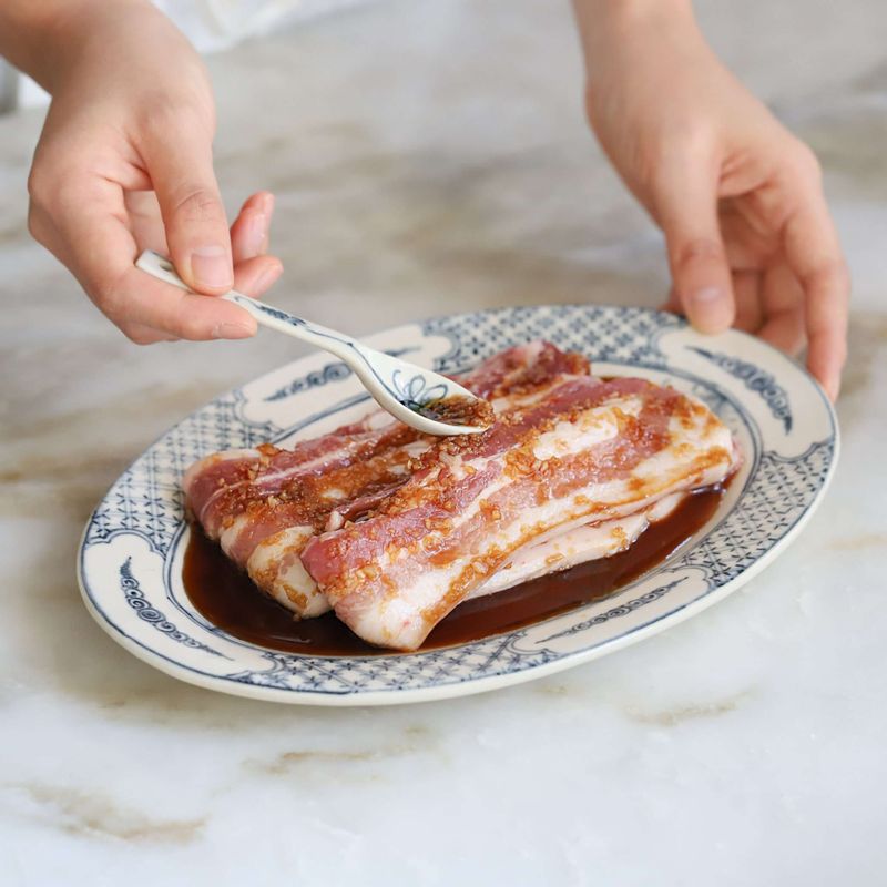 삼겹살에 고기 양념을 넣어 10분간 재워둔 후, 달군 팬에 노릇하게 굽고 먹기 좋은 크기로 잘라주세요.