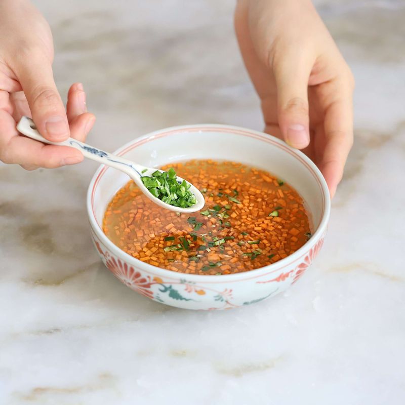 볼에 분짜 소스재료를 넣고 섞어주세요.