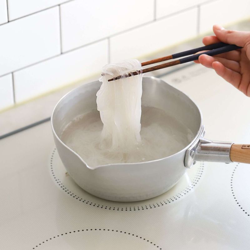 쌀국수면을 찬물에 20분 정도 담가두었다가 끓는 물에 30초 정도 삶은 후 찬물에 헹궈 체에 밭쳐주세요.