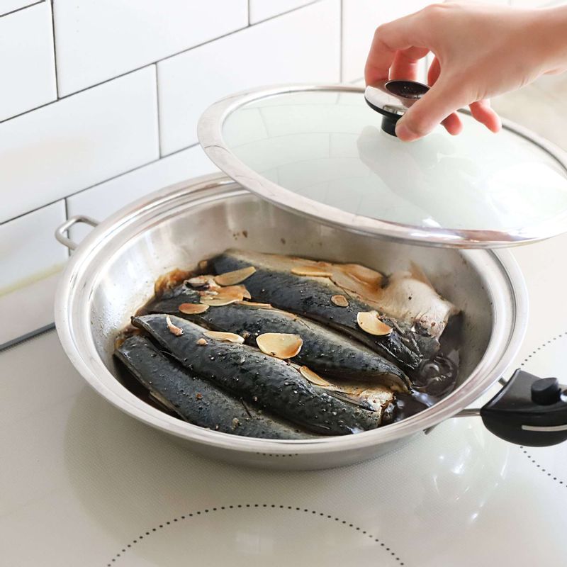 뚜껑을 덮어 약불에서 20분 정도 익힌 후, 마지막에 들기름을 넣고 불을 꺼주세요.