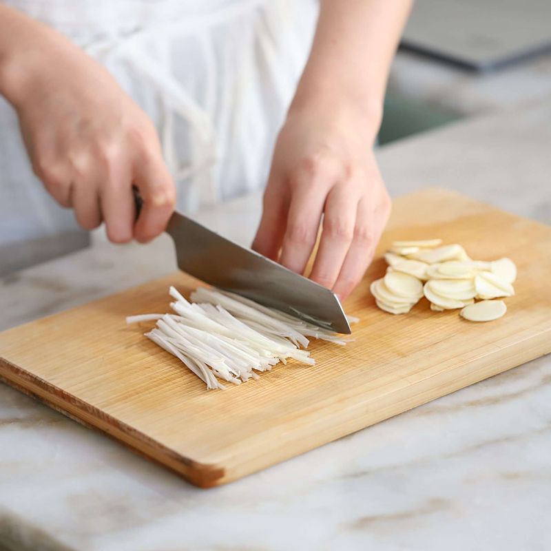 마늘은 편으로 썰고, 대파는 가늘게 채썰어 차가운 물에 담가주세요.