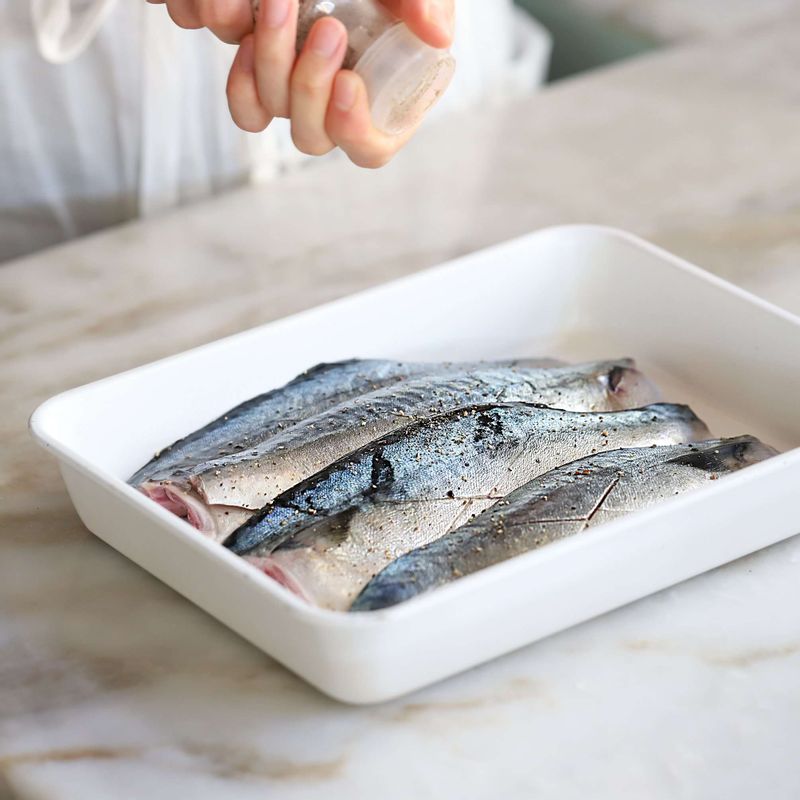 고등어는 윗부분에 십자로 칼집을 낸 후 밑간 재료를 뿌려 10분 정도 간을 해주세요.