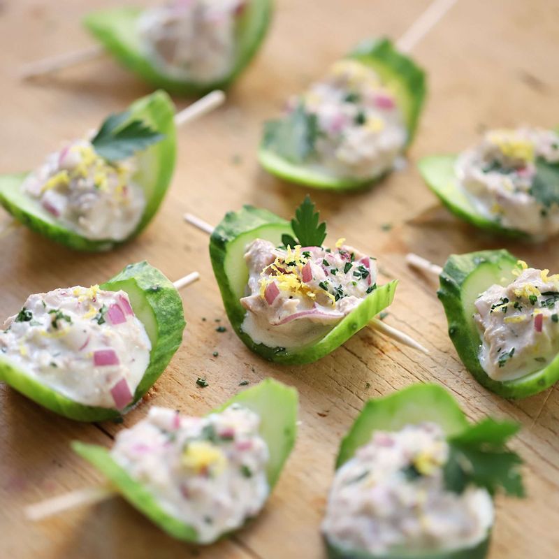 1.오이는 어슷하게 0.5cm두께로 썰고, 적양파는 잘게 다져주세요.
2. 참치캔은 기름을 뺀 후 다진 적양파 마요네즈, 레몬즙, 소금, 후춧가루를 넣어 골고루 섞어주세요.
3. 썰어둔 오이에 참치를 올린 후 파슬리가루와 레몬제스트를 뿌려주세요.
4. 오이에 꼬치를 꽂은 후 접시에 보기 좋게 올려 담아주세요.