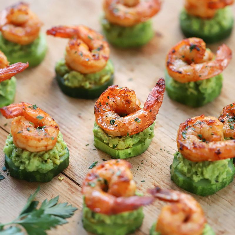 1. 오이는 1cm두께로 썰고, 아보카도는 껍질을 벗긴 후 으깨주세요.
2. 칵테일새우에 새우 밑간 재료를 버무린 후, 달군 팬에 노릇하게 구워주세요.
3. 으깬 아보카도에 레몬즙, 소금, 후춧가루, 파슬리를 넣어 섞어주세요.
4. 오이에 아보카도를 얹고, 구워 둔 새우를 얹은 후 다진 파슬리를 뿌려주세요.