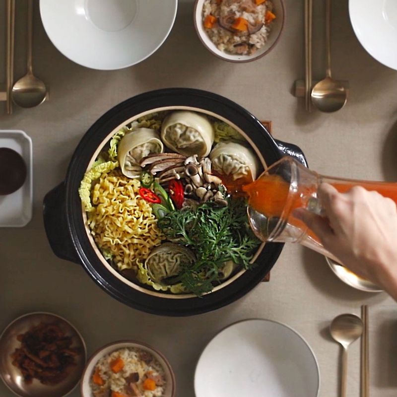 전골냄비에 육수를 붓고, 만두가 익을 때까지 끓여주세요.