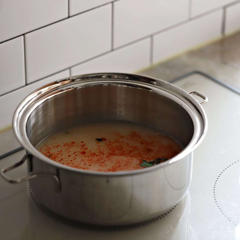 냄비에 사골국물, 요리면, 스프를 넣고 끓여 육수를 만들어주세요. 요리면은 끓는물에 1분간만 삶아 체에 밭쳐주세요.
(삶은 면을 사용하면 면이 육수를 많이 흡수하지 않아 쫄깃하게 즐길 수 있어요. 라면 스프를 사용하지 않으실 경우 고춧가루 2큰술, 국간장 1큰술, 다진마늘 1큰술, 굵은소금 1작은술, 후추 약간을 사골국물에 넣어 국물양념을 만들어 활용해주세요.)