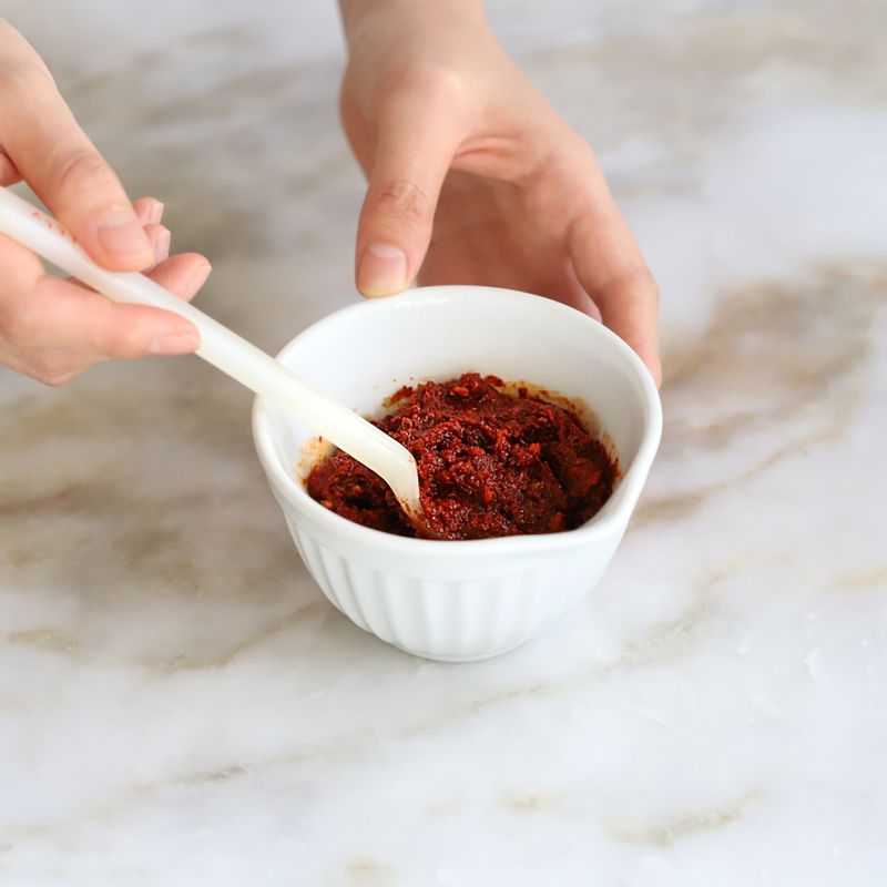 볼에 양념장 재료를 섞어주세요.