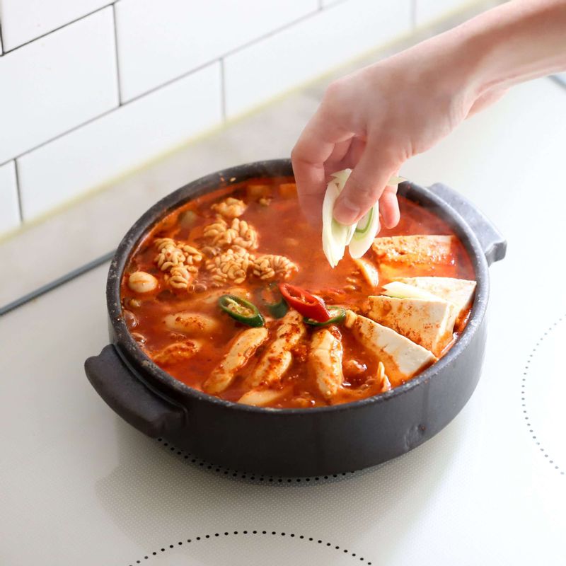 한소끔 끓으면 두부와 썰어 둔 야채를 넣어 3분 정도 끓이다가 불을 끈 후 미나리를 넣어 마무리해주세요.
(부족한 간은 소금이나 새우젓으로 가감해주세요.)