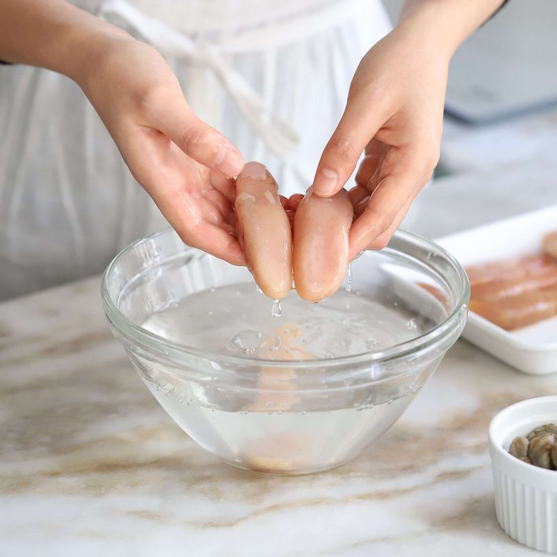 찬물 2컵에 소금 1큰술을 넣어 대구알과 고니, 오만둥이를 살살 씻어 건져내주세요.
(Tip. 고니는 살색이 돌면서 하얀색을 띄는 것이 좋아요.)