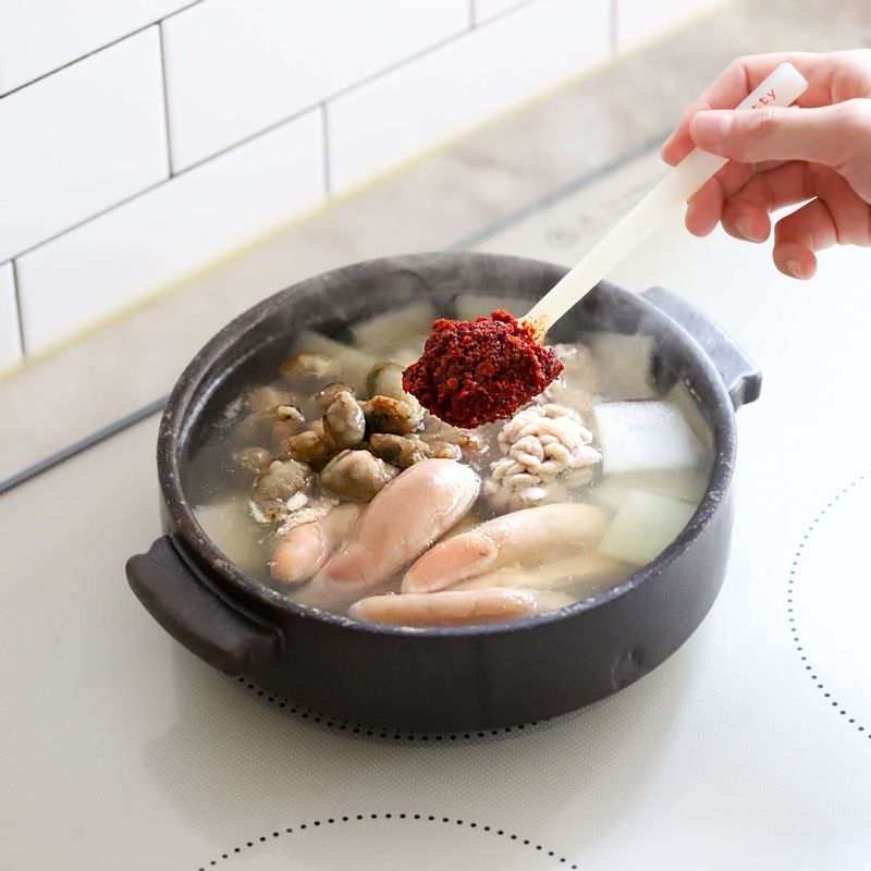 약불로 줄인 후 고니, 대구알, 오만둥이를 넣은 후 중불에서 3분 정도 익히고 양념장을 넣어주세요.
(Tip.강불에서 알을 넣으면 터질 수 있어서 약불로 줄인 후 넣어 주는 것이 좋아요.)