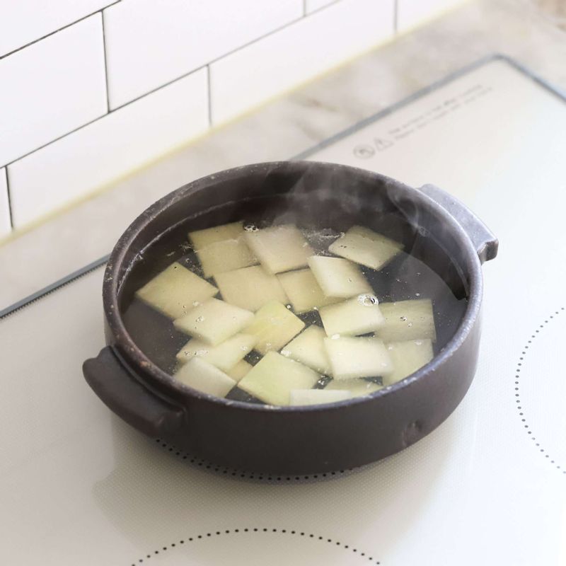 냄비에 다시마육수를 넣고 끓으면 무를 넣어 반쯤 익혀주세요.