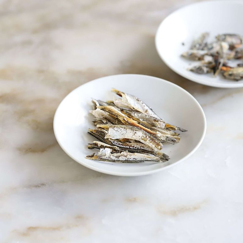 멸치는 머리와 내장을 제거한 후 전자레인지에 40초 정도 돌려주세요.