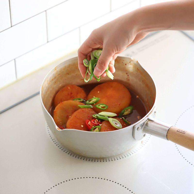 홍고추, 청양고추, 대파를 넣고 국물이 자작해지면 불을 꺼주세요.