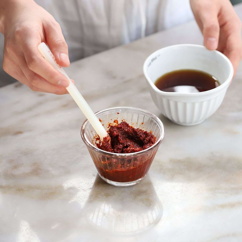 각각의 볼에 양념 재료와 소스 재료를 넣고 섞어주세요.