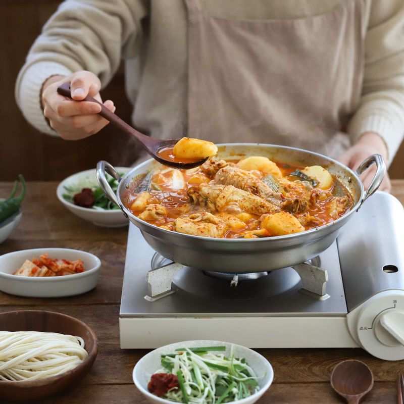 부추와 양배추에 소스 재료와 남은 양념장을 넣어 섞어주세요. 닭고기와 곁들여 맛있게 즐겨주세요.
(남은 국물에 칼국수를 넣어 드셔도 맛있답니다.)