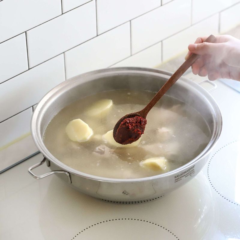 감자와 양념 재료 3큰술을 넣고 10분 정도 끓여 감자가 익으면 대파, 떡볶이떡을 넣고 3~5분 정도 더 끓여주세요.
(tip. 끓이면서 생기는 거품을 걷어내면 더욱 깔끔한 국물을 맛볼 수 있어요)