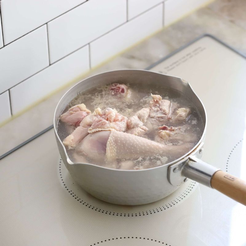 냄비에 물 10컵과 데친 닭, 육수 재료를 넣고 30분 정도 끓인 후 육수 재료를 건져주세요.