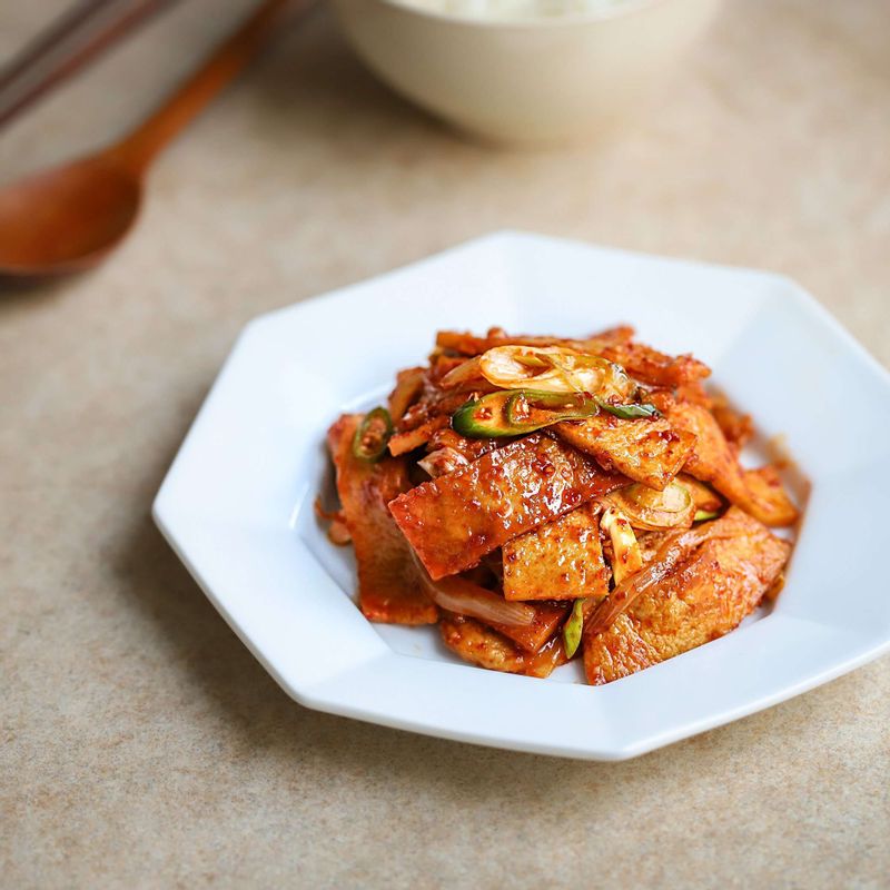 그릇에 담아 반찬으로 곁들여주세요.