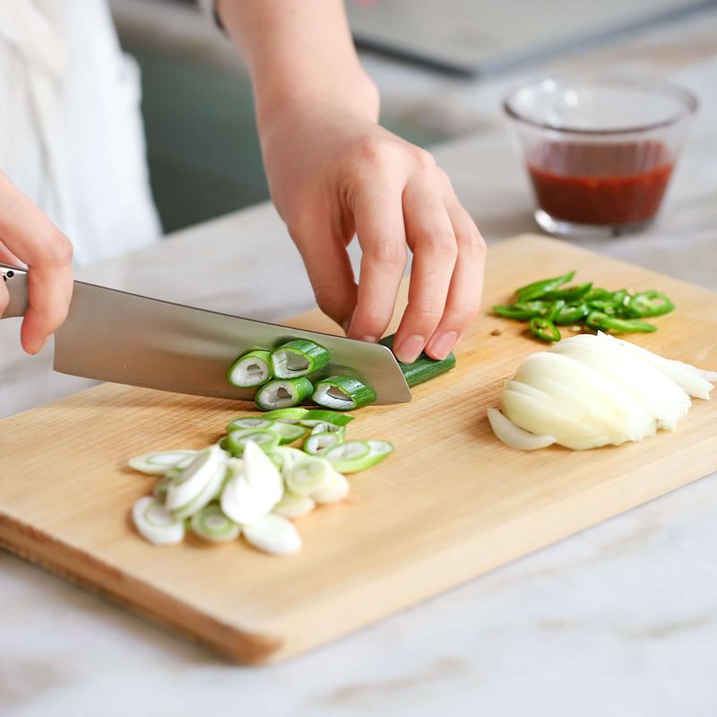 양파는 채를 썰고 청양고추와 대파는 어슷하게 잘라주세요.