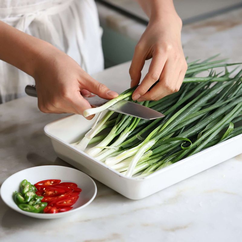 쪽파는 다듬어 깨끗이 씻은 후 쪽파의 머리부분이 굵으면 반으로 가르고, 프라이팬 길이에 맞게 잘라주세요. 홍고추, 청양고추는 어슷하게 썰어주세요.