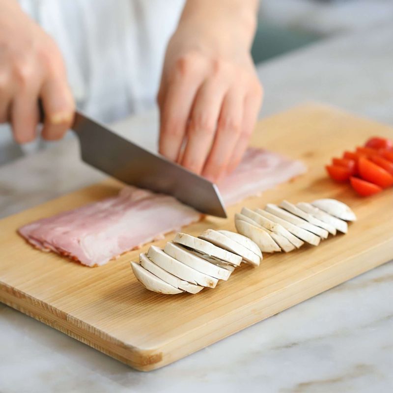 베이컨은 반으로 자르고, 양송이 버섯은 슬라이스한 후 달군 팬에 각각 구워주세요. 방울토마토는 모양대로 슬라이스 해주세요.
