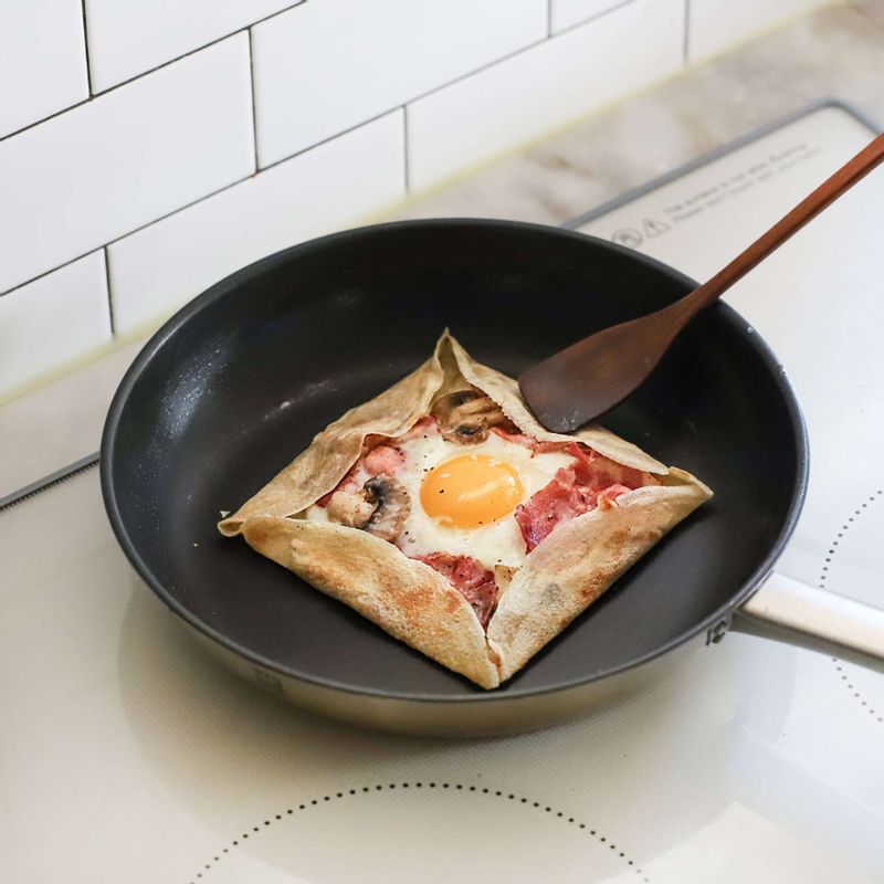 네 귀퉁이를 접어 네모모양으로 만든 후 치즈가 녹으면 완성접시에 담고, 방울토마토와 루꼴라, 바질잎, 파프리카 파우더를 뿌려주세요.