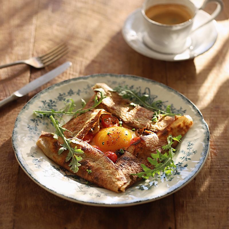 취향에 따라 감자, 햄 등을 크레프 속에 넣어 드셔도 좋아요.