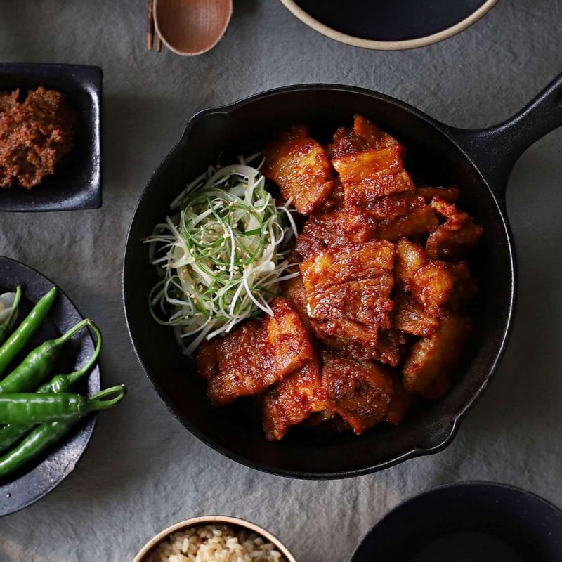 접시에 고추장삼겹살을 담고 파채무침과 쌈채소를 곁들여주세요.