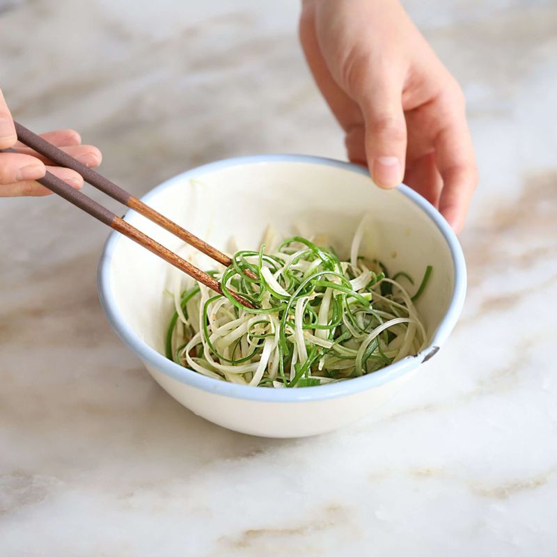 파채와 양파채는 양념소스를 넣어 살짝 무쳐주세요.