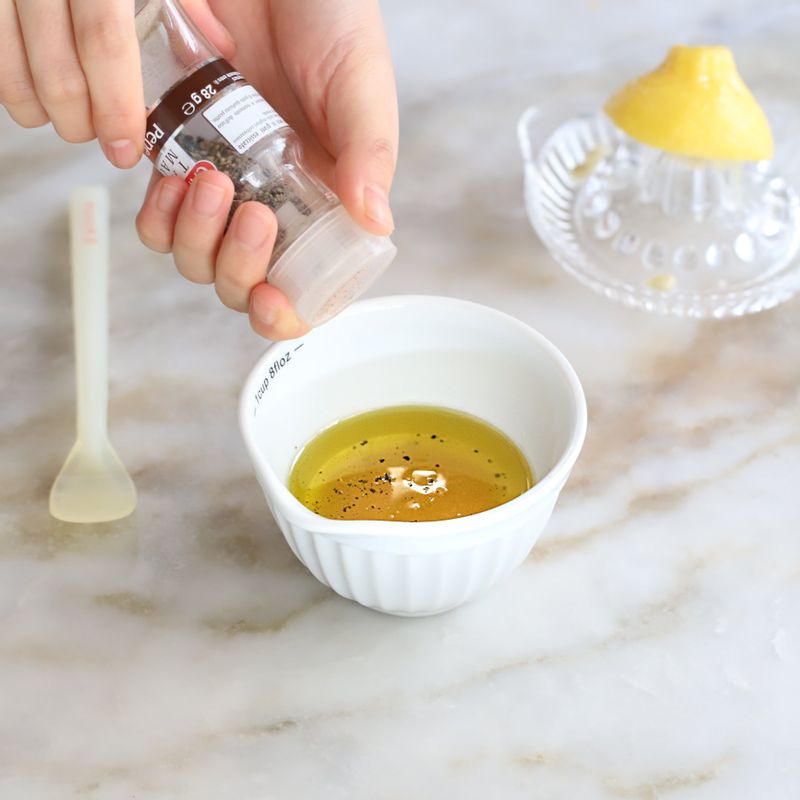 볼에 드레싱 재료를 모두 섞어주세요.