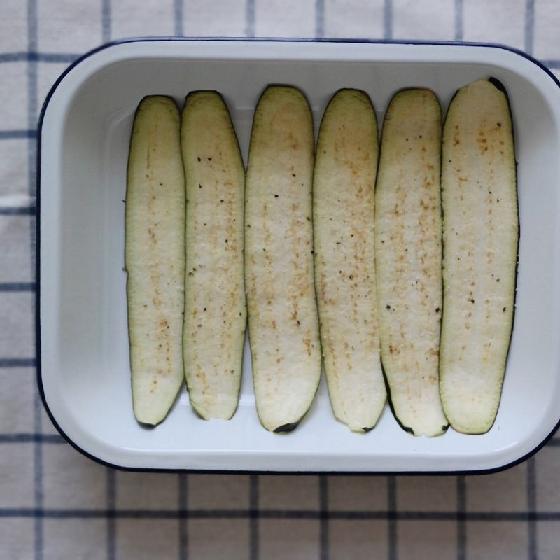 가지는 필러를 이용해 세로로 길고 얇게 잘라주세요.
가지에 소금, 후추를 뿌려두었다가 올리브오일을 넉넉히두른 팬에 앞뒤로 뒤집어서 노릇하게 구워주세요.