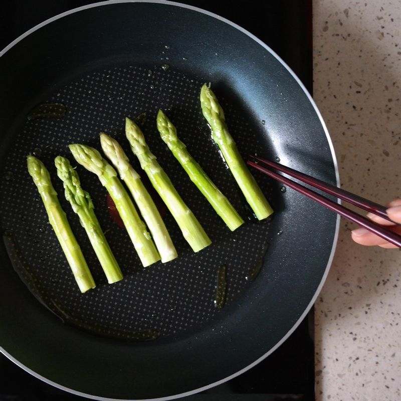 아스파라거스는 필러로 껍질을 다듬고 4~5cm 길이로 잘라주세요.
달군 팬에 올리브오일을 두르고 아스파라거스를 올려 소금, 후추로 간을 해 익혀주세요.