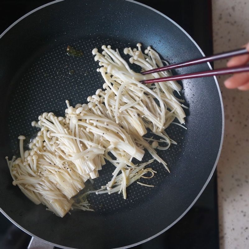 팽이버섯은 아스파라거스와 같은 길이로 자르고 방울토마토는 반으로 잘라주세요.
팽이버섯은 소금, 후추로 간을하고 살짝 볶아요. 팽이버섯과아스파라거스를 가지에 올려 말고 방울토마토를 얹어 소스와 함께 냅니다.